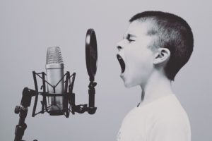 Dreng skriger i mikrofon